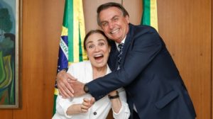 Regina Duarte ao lado do presidente Jair Bolsonaro. (Foto: Divulgação)