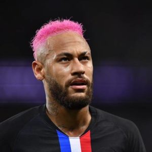 Imagem do post Neymar pinta cabelo de rosa, volta atrás e choca ao raspar a cabeça e surgir totalmente diferente