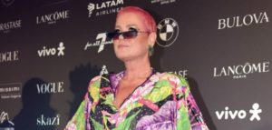 A apresentadora Xuxa surpreendeu ao aparecer com o cabelo rosa (foto: reprodução/Instagram)