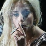 Lady Gaga afirmou durante uma entrevista que largou o vício dos cigarros (foto: Reprodução)