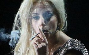 Lady Gaga afirmou durante uma entrevista que largou o vício dos cigarros (foto: Reprodução)