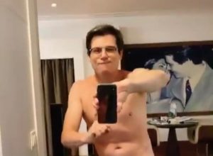 Imagem do post Socorro! Celso Portiolli aparece sensualizando sem camisa em vídeo, viraliza na web e internautas disparam: “Tudo em cima”