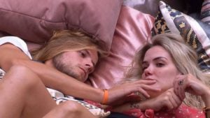 Marcela lamenta dificuldade para transar com Daniel dentro da casa do BBB20 (Foto: Reprodução)