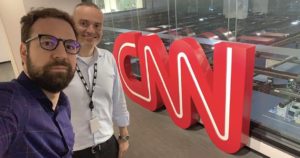 Virgílio Abranches e Leandro Cipoloni posam na fachada da CNN Brasil (foto: reprodução/Instagram)