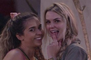 Gizelly e Marcela são duramente criticadas nas redes sociais após conversa no quarto do líder (Foto: Reprodução)