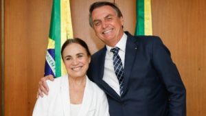 Regina Duarte ao lado do presidente Jair Bolsonaro. (Foto: Divulgação)