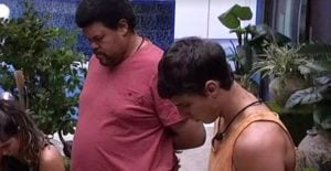 Babu e Felipe foram esquecidos por Tiago Leifert na hora do sorteio da Prova do Anjo (Foto: Reprodução)