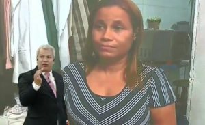 Sikêra Jr. entrevistou dona Cida, a mãe do menino estuprado por Suzy, que apareceu no Fantástico, da Globo (Foto: Reprodução)