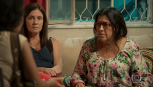 Lurdes (Regina Casé) será enganada por Thelma (Adriana Esteves) em Amor de Mãe (Foto: Reprodução/Globo)