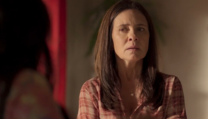 Thelma (Adriana Esteves) deve ter embate com Lurdes (Regina Casé) em Amor de Mãe (Foto: Reprodução/Globo)