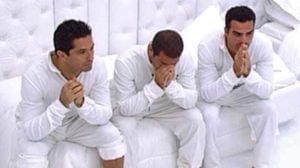 Newton, Ralf e Leo no quarto branco do Big Brother Brasil 9; desafio está de volta no BBB20 (Foto: Reprodução/Globo)