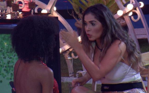 BBB20: Gizelly debochou da maquiagem da Thelma (Foto: reprodução/Globoplay)