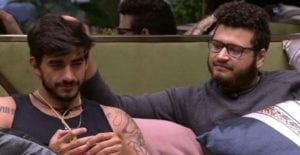 Victor Hugo se declara para Guilherme no BBB20 (Foto: Reprodução)