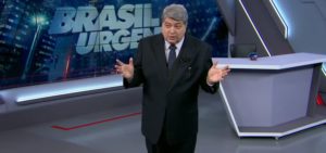 O apresentador do Brasil Urgente, Datena, foi surpreendido por uma pane no sinal que tirou toda a programação do ar (Foto: Divulgação)