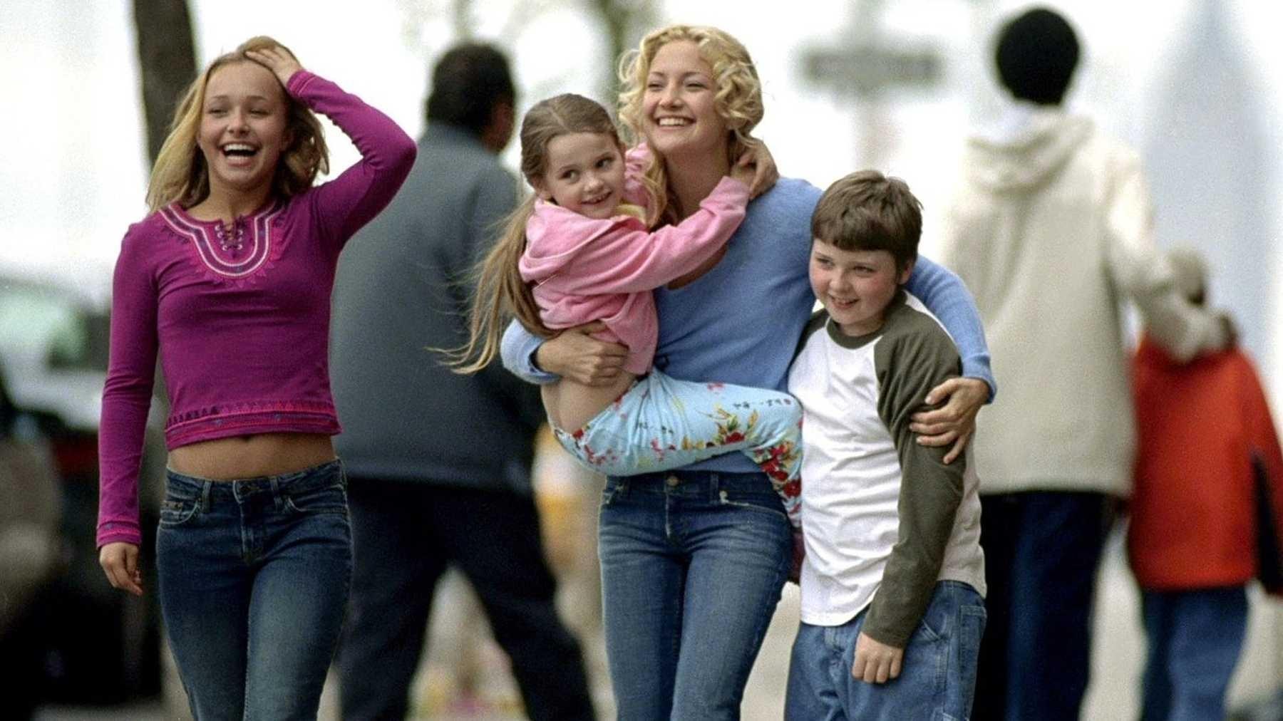 Племянник тетю фото. Raising Helen 2004. Кейт Гэ́рри Ха́дсон. Кейт Хадсон молодая мамочка.