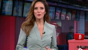 Monalisa Perrone no comando do telejornal Expresso CNN (Foto: Reprodução/CNN Brasil)