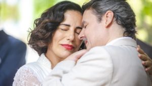 Lola (Gloria Pires) e Afonso (Cássio Gabus Mendes) no casamento em Éramos Seis; cerimônia não terá presença de filhos (Foto: Globo/Paulo Belote)