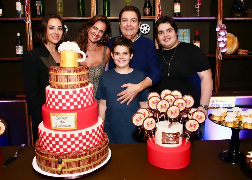 Faustão ao lado de sua mulher, Luciana Cardoso e seus três filhos Lara Silva, João Guilherme Silva e Rodrigo Silva (Foto: Reprodução/Instagram)