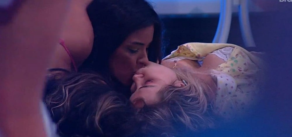 Ivy beijou Marcela e Gizelly durante festa no BBB20 (Foto: reprodução/ Globo)