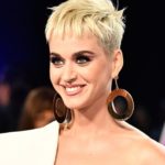 Katy Perry faz o anúncio de que está gravida e leva público ao delírio com notícia (Foto: Reprodução)