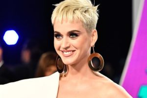 Katy Perry faz o anúncio de que está gravida e leva público ao delírio com notícia (Foto: Reprodução)