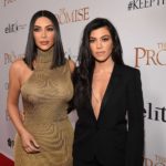 Durante briga, Kourtney Kardashian dá soco no rosto de Kim Kardashian (Foto: Reprodução)