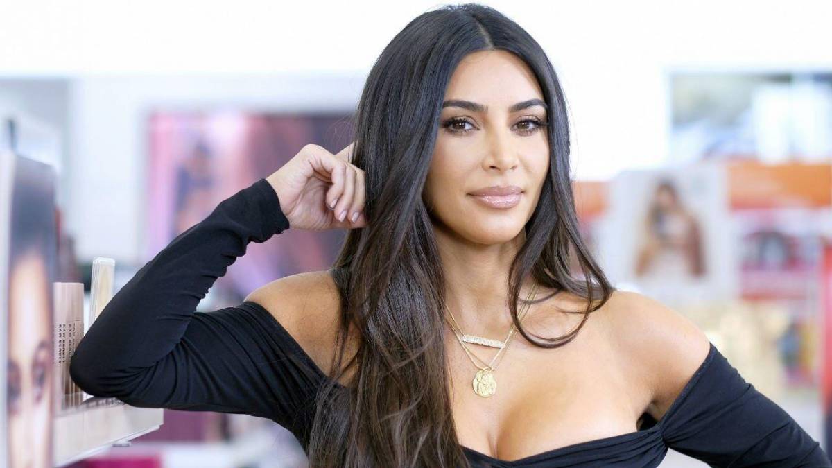 De lingerie, Kim Kardashian exibe corpão e web reage: primeira-dama