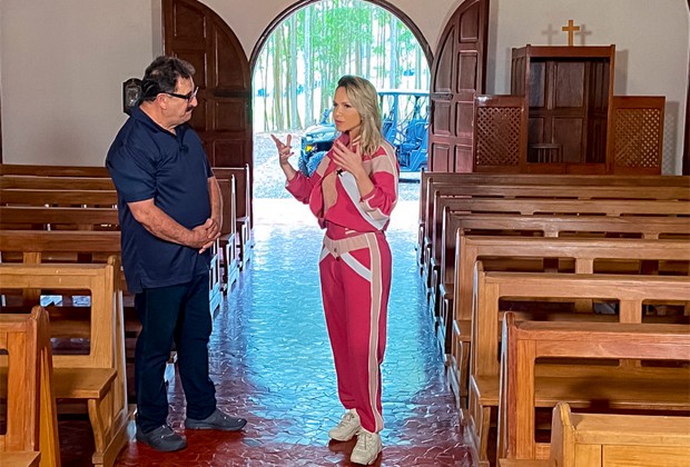 Ratinho e Eliana em capela da fazenda (Foto: Gabriel Cardoso/SBT)