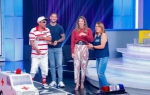 Pato mostrou que se garante como assistente de palco de Rebeca Abravanel  (Foto: Lourival Ribeiro/SBT)