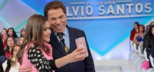 Maisa tira selfie com Silvio Santos (Foto: Reprodução)