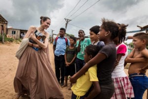 Angelina Jolie faz um alerta ao abuso sexual infantil no isolamento devido o coronavírus (Foto: Reprodução)