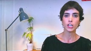 A jornalista Candice Carvalho apareceu com planta suspeita na GloboNews. (Foto: Reprodução)