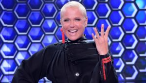 Xuxa Meneghel contou para Geraldo Luís que terá filme nos cinemas sobre a história de sua vida, da ascensão ao enriquecimento (Foto: Reprodução)