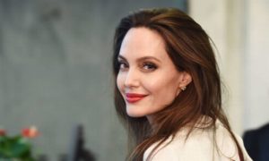 Angelina Jolie faz um alerta ao abuso sexual infantil no isolamento devido o coronavírus (Foto: Reprodução)