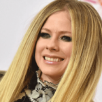 Avril Lavigne muda letra de Warrior e regrava música para falar do coronavírus (Foto: Reprodução)