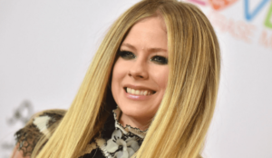 Avril Lavigne muda letra de Warrior e regrava música para falar do coronavírus (Foto: Reprodução)