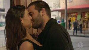 Isis Valverde e Humberto Carrão em cena de beijo em Amor de Mãe; novelas terão que se adaptar após coronavírus (Foto: Reprodução/Globo)