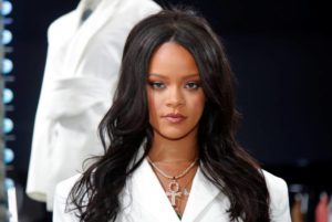 Rihanna sensualiza e para web com vídeo usando calcinha transparente (Foto: Reprodução)