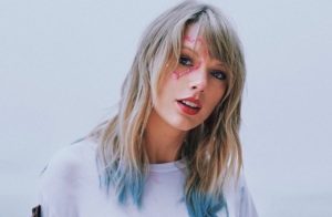 Taylor Swift mostra ira com antiga gravadora por lançar álbum sem sua autorização (Foto: Reprodução)