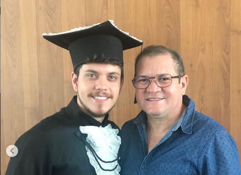 Ximbinha fez questão de marcar presença na formatura do filho, enquanto Joelma ficou trabalhando (Foto: Reprodução)