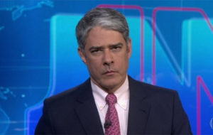 William Bonner ao vivo na bancada do Jornal Nacional enquanto falava sobre Jair Bolsonaro (Foto: Reprodução / TV Globo)