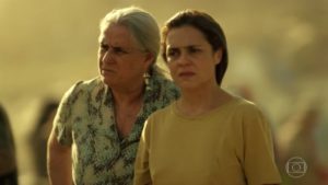 Adriana Esteves (Carminha) e Vera Holtz (Lucinda) em cena do último capítulo de Avenida Brasil, que teve alta audiência (Foto: Reprodução/Globo)