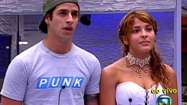 Gyselle Soares e Rafinha na final do BBB8, quando ainda era apresentado por Pedro Bial na Globo (Imagem: Reprodução)