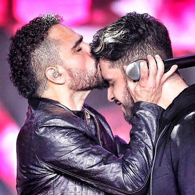 Luciano Camargo surgiu beijando Nathan, seu filho (Foto: Reprodução/Instagram)