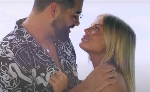 Dilsinho e Luísa Sonza protagonizam cenas românticas durante clipe (Imagem: Reprodução)