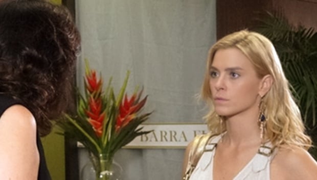 Griselda (Lilia Cabral) humilha Teodora (Carolina Dieckmann) em Fina Estampa (Foto: Divulgação/Globo)