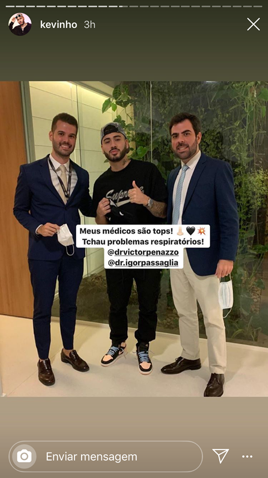 Kevinho pegou os fãs de surpresa ao surgir ao lado de dois médicos em seu Instagram (Montagem: TV Foco)