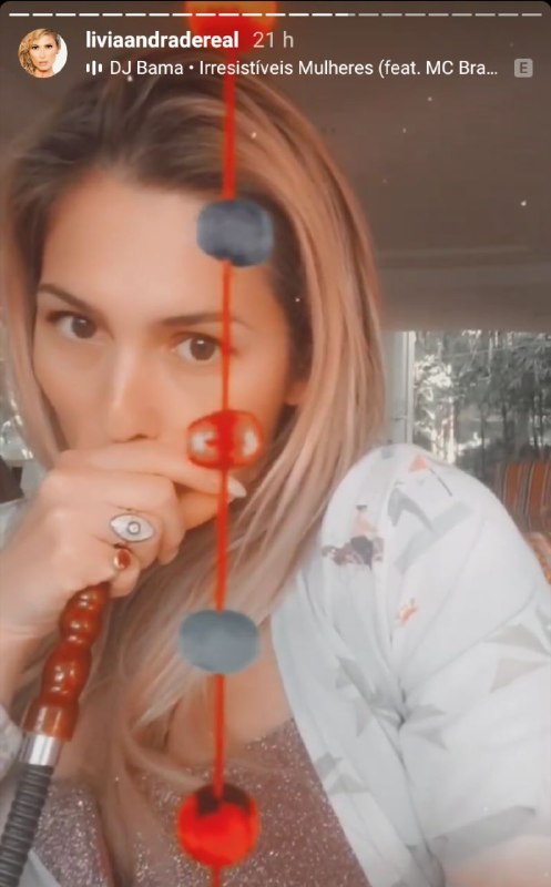 Lívia Andrade surgiu fumando e ouvindo música sobre traição (Foto: Reprodução/ Instagram)