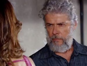 Pereirinha deseja a inimiga de sua ex-mulher na trama de Fina Estampa (Foto: Reprodução/Globo)