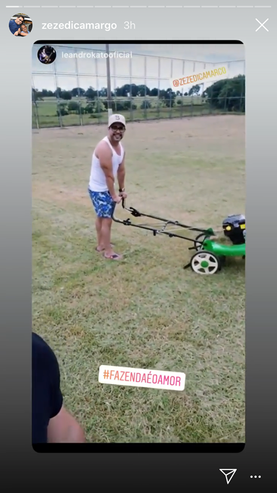 Zezé Di Camargo está aproveitando a quarentena para aparar a grama do campo de futebol de sua fazenda: "hoje tem!" (Imagem: Instagram)